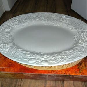 Culinary Essentials XL White Ceramic w Raised Oak Leafs Turkey Patter Made Italy